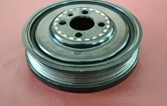 Volkswagen Touran III Crankshaft pulley 04L105243V