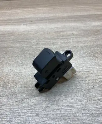 Nissan Qashqai Electric window control switch 8716Z