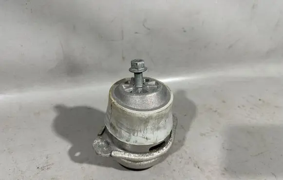 Engine mount bracket