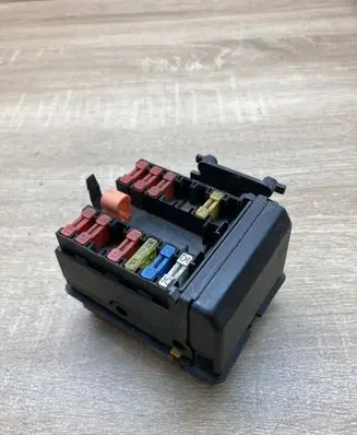Peugeot 406 Fuse module 9608173180