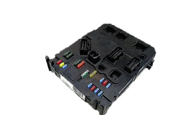 Peugeot 206+ Fuse module 9653667680 S118085220E