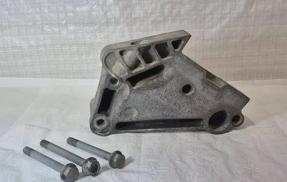 Engine mounting bracket