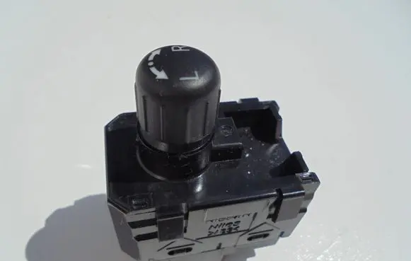 Nissan Pulsar Wing mirror switch