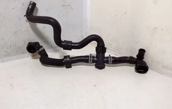 Volkswagen PASSAT B8 Engine coolant pipe/hose