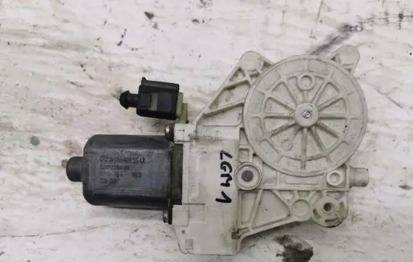 Mercedes-Benz Sprinter W906 Front door window regulator motor A0068205542