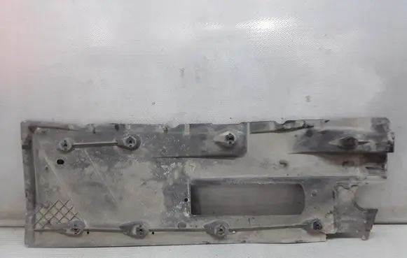 Center/middle under tray cover