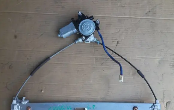 Ford Maverick Front window lifting mechanism without motor 
