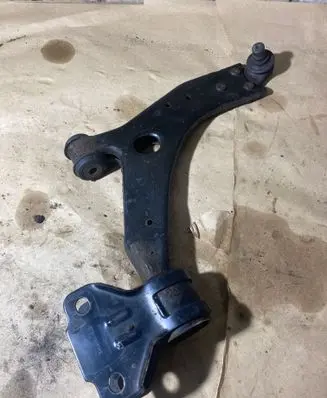 Ford Focus Front lower control arm/wishbone BV613C339AAA 1723332