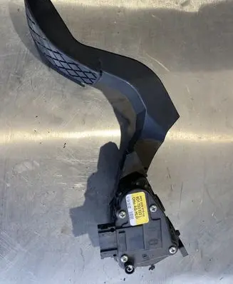 Accelerator throttle pedal