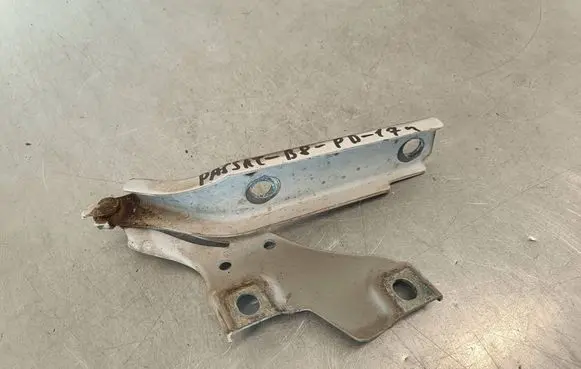 Volkswagen PASSAT B8 Engine bonnet/hood hinges 3C0823302