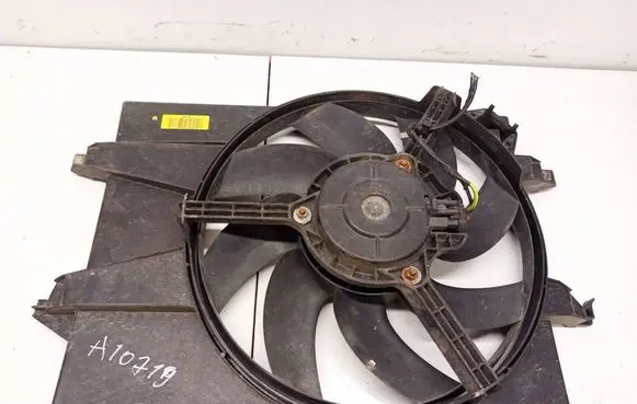 Ford Fiesta Radiator cooling fan shroud 8240367