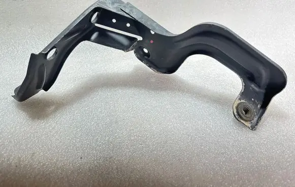 Audi A6 S6 C6 4F Intercooler pipe mounting bracket 4F0145814G