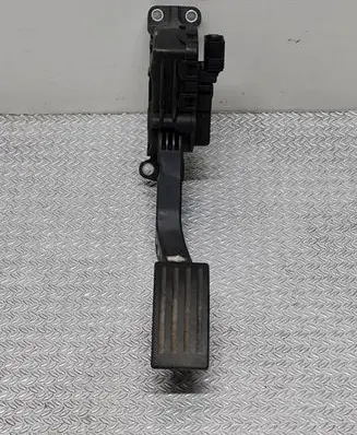 Accelerator throttle pedal