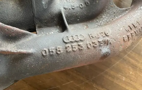 Audi A4 S4 B5 8D Exhaust manifold 058253033A
