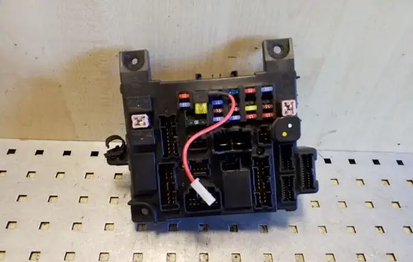 Peugeot 4007 Fuse module 8637A643 51945J238