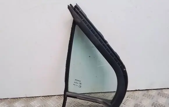 Toyota Yaris Front door vent window glass four-door 43R00097