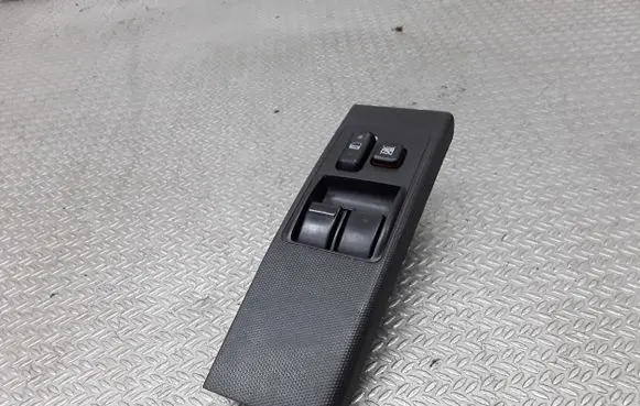 Toyota Corolla Verso AR10 Electric window control switch 848200F040