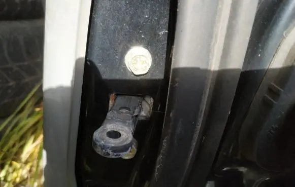 Mitsubishi Pajero Rear door check strap stopper