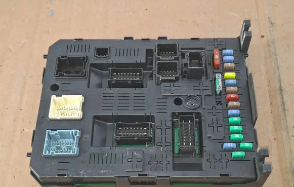 Citroen C4 I Picasso Fuse module 281197595