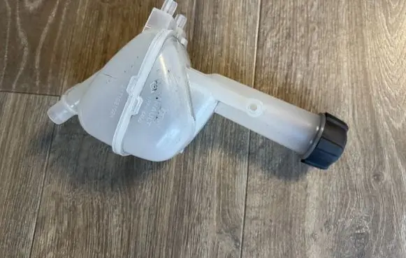 Renault Arkana Coolant expansion tank/reservoir 217102102R