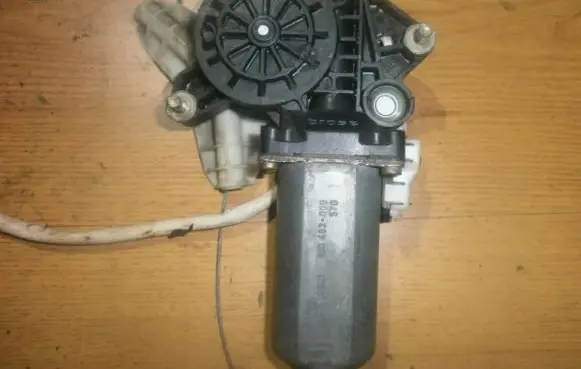 Renault Espace III Front door window regulator motor 0130821630 6025300976