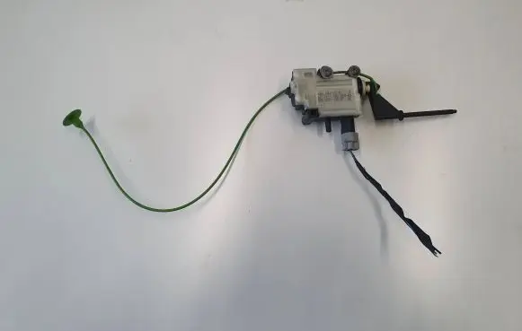 BMW 1 E82 E88 Fuel tank cap lock motor 7198885 4062044212 20110201