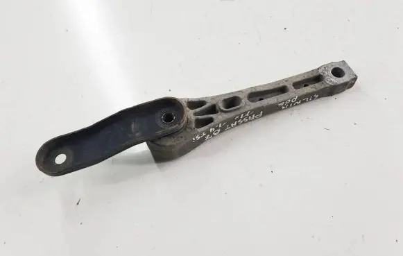 Volkswagen PASSAT B7 Engine mount vacuum valve 
