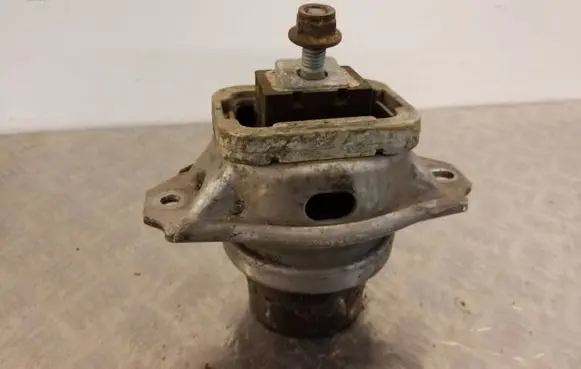 Land Rover Discovery 3 - LR3 Engine mount bracket AH226A003BA T5V6D30L 4518082121