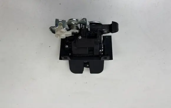 Skoda Rapid (NH) Tailgate/trunk/boot lock/catch/latch 8R0827505A 5JJ827520