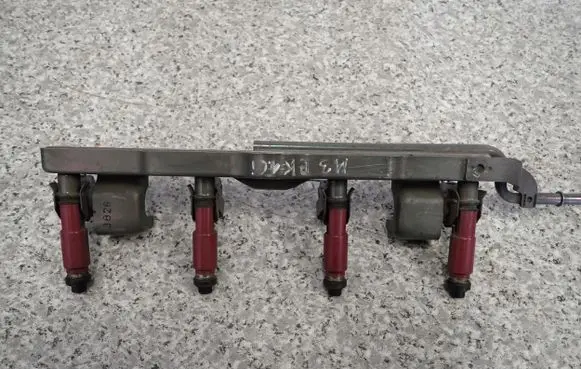 Mazda 3 I Fuel injector supply line/pipe 