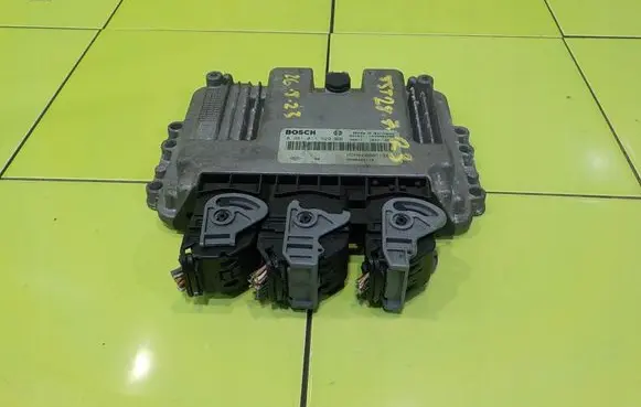 Opel Vivaro Engine control unit/module 8200325719