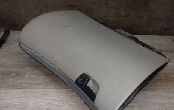 Volvo V70 Glove box