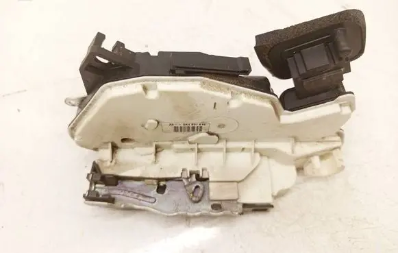 Volkswagen Golf VI Front door lock 5K1837015