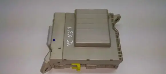 Lexus IS 220D-250-350 Fuse module 8267253040 8273053021