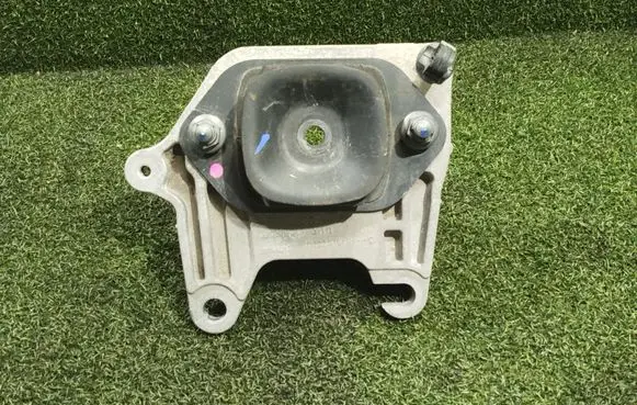 Opel Vivaro Gearbox mounting bracket 112228161R
