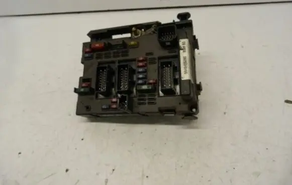 Peugeot 206 Fuse module 9646405280