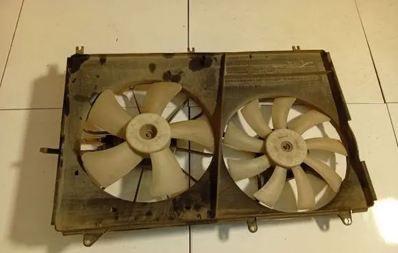 Mitsubishi Endeavor Radiator cooling fan shroud 