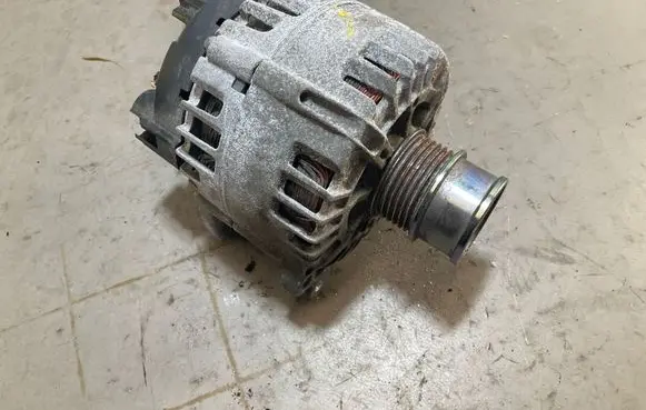 Volkswagen Golf VII Generator/alternator 04E903015D