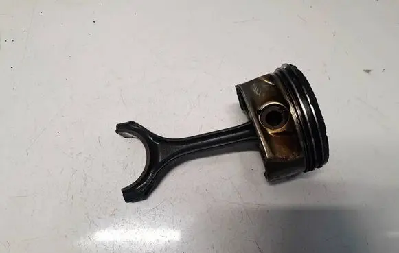 Mercedes-Benz E W212 Piston with connecting rod