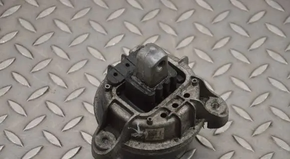 BMW 5 F10 F11 Engine mount bracket 6785601