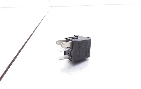 BMW 5 E39 Hazard warning light relay 61361393412