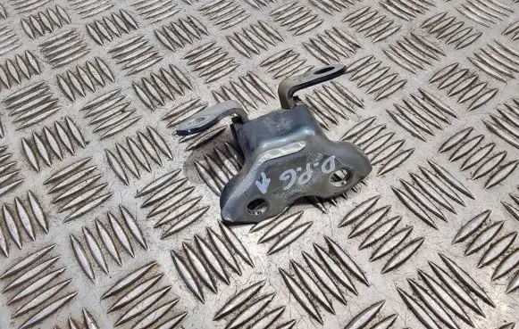 Toyota RAV 4 (XA30) Rear door upper hinge