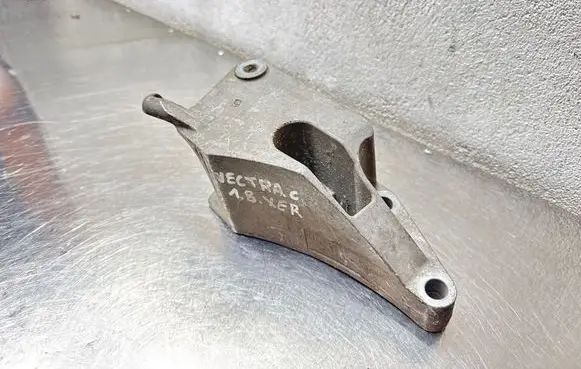 Opel Vectra C Engine mounting bracket 9156987