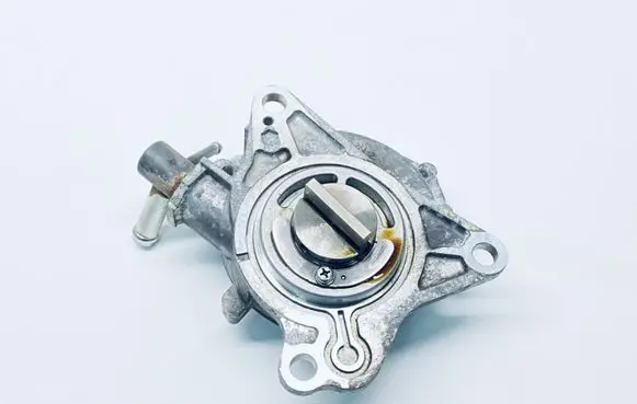Suzuki SX4 S-Cross Vacuum pump 1813068M00
