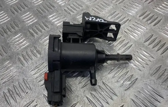 Mercedes-Benz C W205 Vacuum valve A0014760532