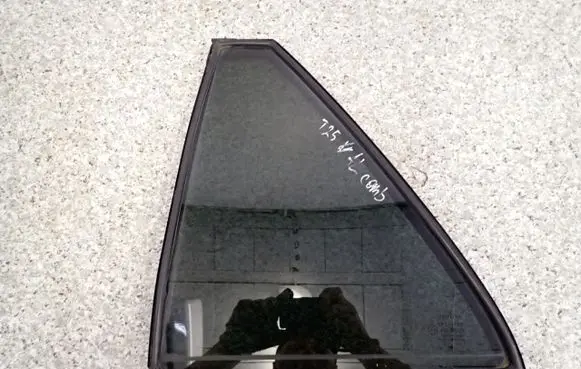 Toyota Avensis T250 Rear door window glass