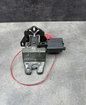 BMW 5 E39 Tailgate/trunk/boot lock/catch/latch 8168892