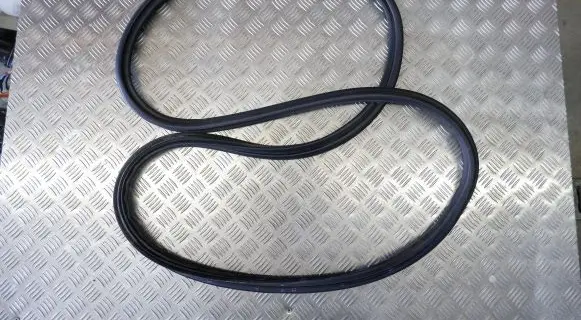 Trunk rubber seal (body)