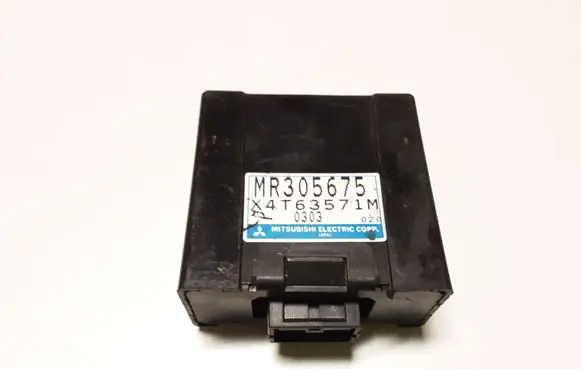 Mitsubishi Pajero Door central lock control unit/module MR305675 X4T63571M