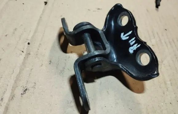 Toyota Avensis T250 Rear door upper hinge
